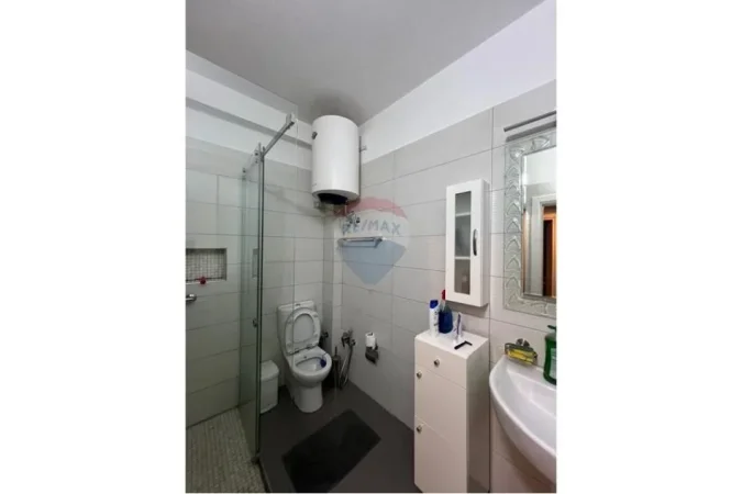 Tirane, jepet me qera apartament 1+1 Kati 3, 90 m² 700 € (Vasil Shanto)