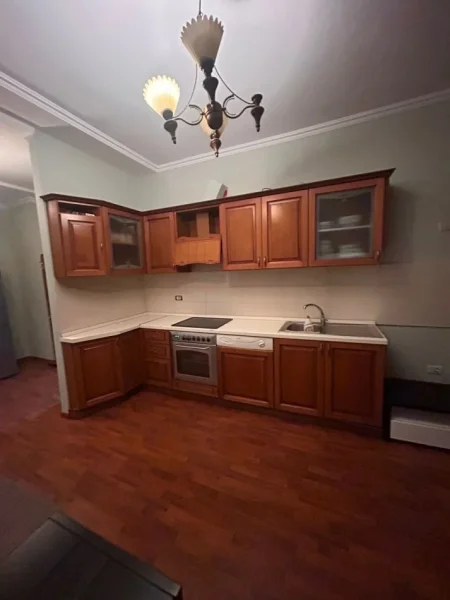 Tirane, jepet me qera apartament 2+1 Kati 8, 800 € 