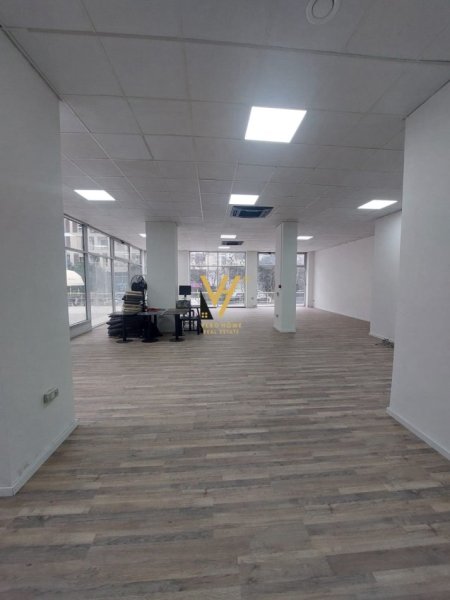 Tirane, jepet me qera dyqan Kati 0, 172 m² 2.600 € (STACIONI I TRENIT)