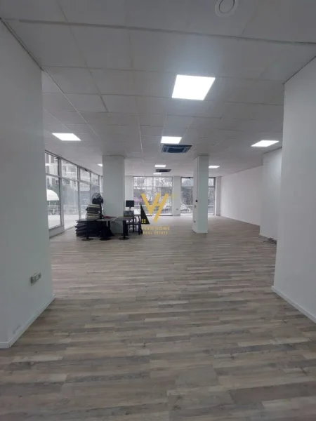 Tirane, jepet me qera dyqan Kati 0, 172 m² 2.600 € (STACIONI I TRENIT)