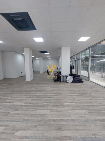 Tirane, jepet me qera dyqan Kati 0, 172 m² 2.600 € (STACIONI I TRENIT)