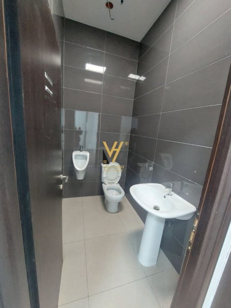 Tirane, jepet me qera dyqan Kati 0, 172 m² 2.600 € (STACIONI I TRENIT)