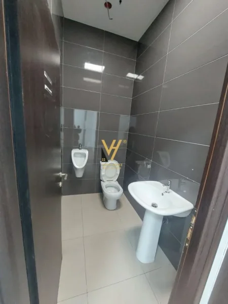 Tirane, jepet me qera dyqan Kati 0, 172 m² 2.600 € (STACIONI I TRENIT)