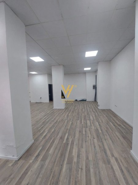 Tirane, jepet me qera dyqan Kati 0, 172 m² 2.600 € (STACIONI I TRENIT)