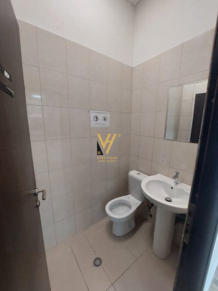 Tirane, jepet me qera dyqan Kati 0, 172 m² 2.600 € (STACIONI I TRENIT)
