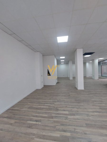 Tirane, jepet me qera dyqan Kati 0, 172 m² 2.600 € (STACIONI I TRENIT)