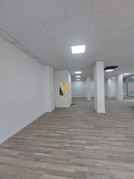 Tirane, jepet me qera dyqan Kati 0, 172 m² 2.600 € (STACIONI I TRENIT)