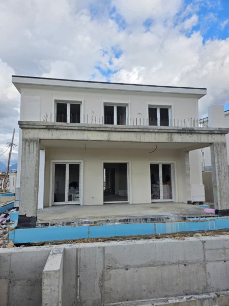 Tirane, shitet Vile 2 Katshe , 300 m² 750.000 € (Rolling Hills)