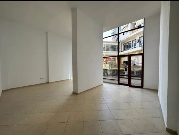 Tirane, jepet me qera dyqan Kati 0, 60 m² 750 € (TREGU ELEKTRIK)