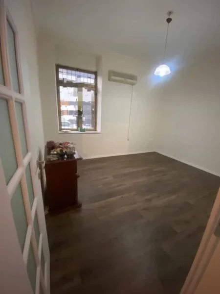 Tirane, jepet me qera zyre Kati 1, 73 m² 1.200 € (Rruga e dibres)