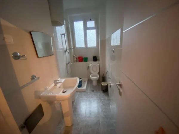 Tirane, jepet me qera zyre Kati 1, 73 m² 1.200 € (Rruga e dibres)