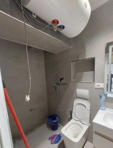 Tirane, jepet me qera dyqan Kati 1, 50 m² 500 € (ASTIR)