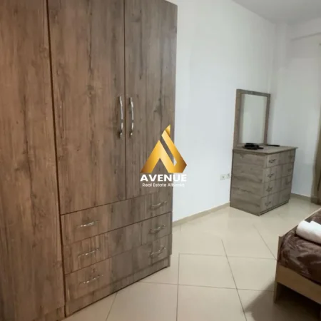 Tirane, jepet me qera apartament 1+1+Ballkon Kati 4, 75 m² 650 € (Prokop mima)