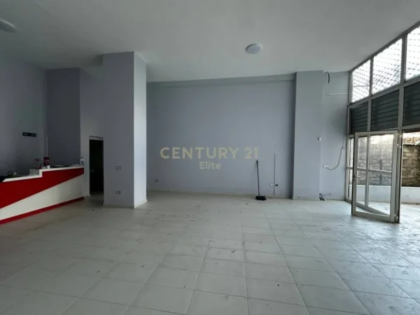 Tirane, jepet me qera ambjent biznesi Kati 0, 131 m² 1.000 € (ish Hipoteka Jordan Misja)