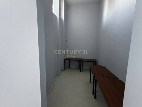 Tirane, jepet me qera ambjent biznesi Kati 0, 131 m² 1.000 € (ish Hipoteka Jordan Misja)