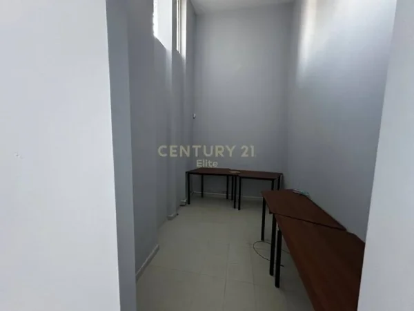 Tirane, jepet me qera ambjent biznesi Kati 0, 131 m² 1.000 € (ish Hipoteka Jordan Misja)