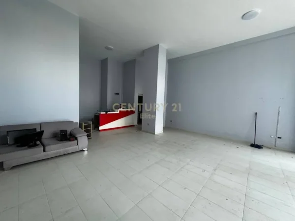 Tirane, jepet me qera ambjent biznesi Kati 0, 131 m² 1.000 € (ish Hipoteka Jordan Misja)