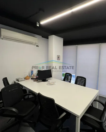Tirane, jepet me qera zyre Kati 1, 72 m² 1.100 € (Pazari i RI)