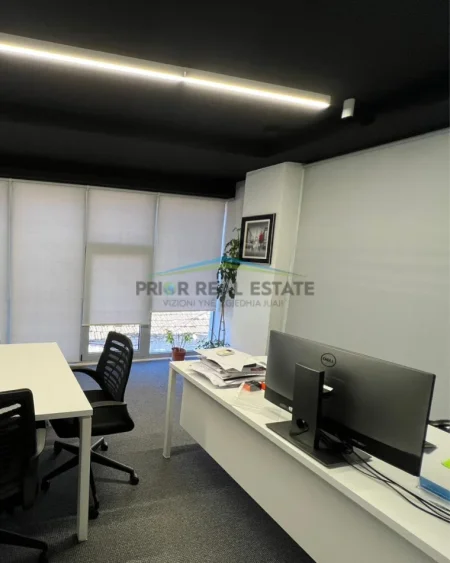 Tirane, jepet me qera zyre Kati 1, 72 m² 1.100 € (Pazari i RI)