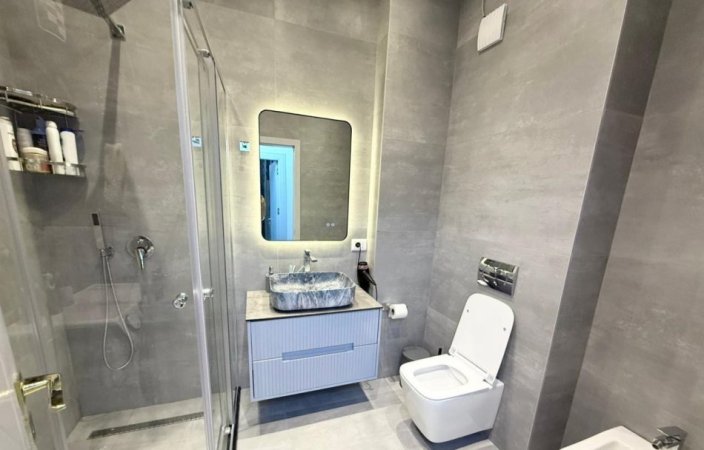 Tirane, jepet me qera apartament 2+1+Ballkon Kati 4, 90 m² 650 € (FRESK)