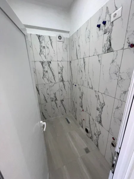 Tirane, jepet me qera zyre Kati 3, 90 m² 700 € (Rruga Riza Cerova)