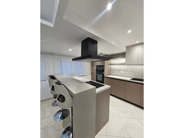 Tirane, jepet me qera apartament 2+1 Kati 8, 120 m² 700 € (Shkoze)