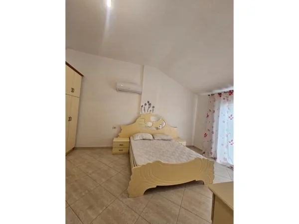 Tirane, jepet me qera apartament 2+1 Kati 8, 120 m² 700 € (Shkoze)