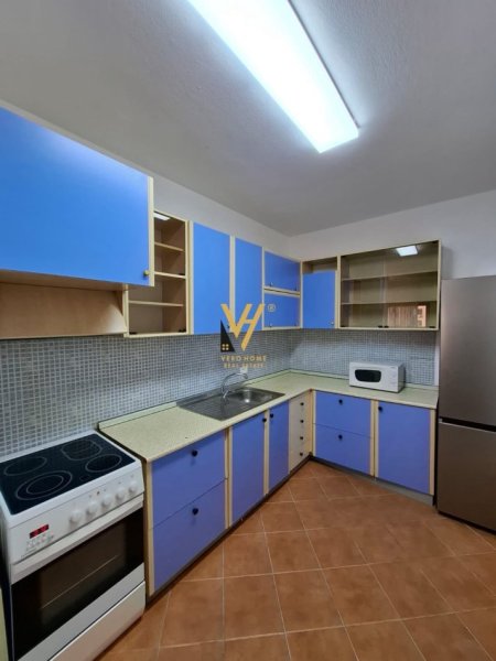 Tirane, jepet me qera apartament 2+1+Ballkon Kati 3, 115 m² 700 € (RRUGA HIM KOLLI)