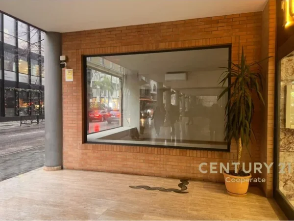 Tirane, jepet me qera ambjent biznesi Kati 0, 91 m² 3.185 € (Qender, sheshi Skenderbej)