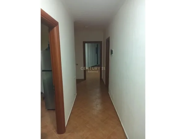 Tirane, shitet apartament 4+1 Kati 1, 130 m² 185.000 € (Kombinat)