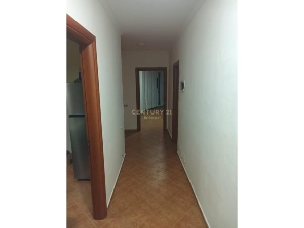 Tirane, shitet apartament 4+1 Kati 1, 130 m² 185.000 € (Kombinat)