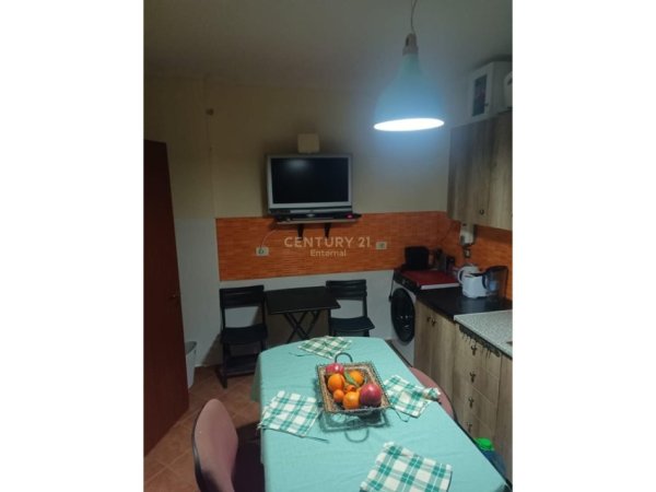 Tirane, shitet apartament 4+1 Kati 1, 130 m² 185.000 € (Kombinat)