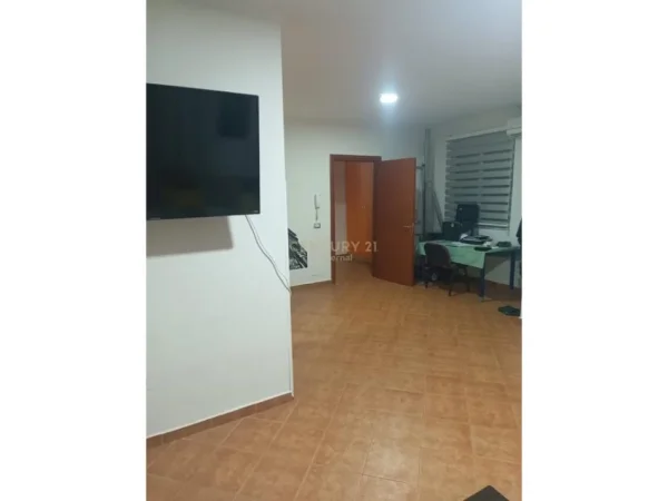 Tirane, shitet apartament 4+1 Kati 1, 130 m² 185.000 € (Kombinat)