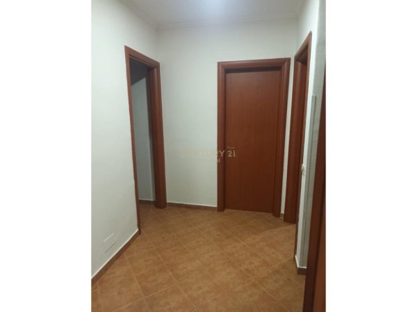 Tirane, shitet apartament 4+1 Kati 1, 130 m² 185.000 € (Kombinat)