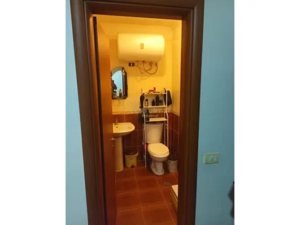 Tirane, shitet apartament 4+1 Kati 1, 130 m² 185.000 € (Kombinat)