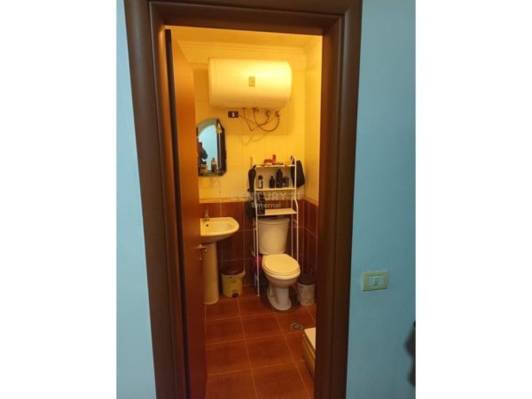 Tirane, shitet apartament 4+1 Kati 1, 130 m² 185.000 € (Kombinat)