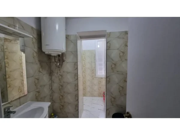 Tirane, jepet me qera apartament 1+1 Kati 1, 57 m² 520 € (Vasil Shanto prane Shkolles Besnik Sykja)