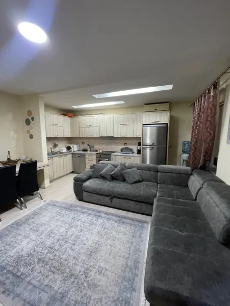 Tirane, jepet me qera apartament 2+1+Ballkon Kati 3, 83 m² 600 € (Pallati me shigjeta)