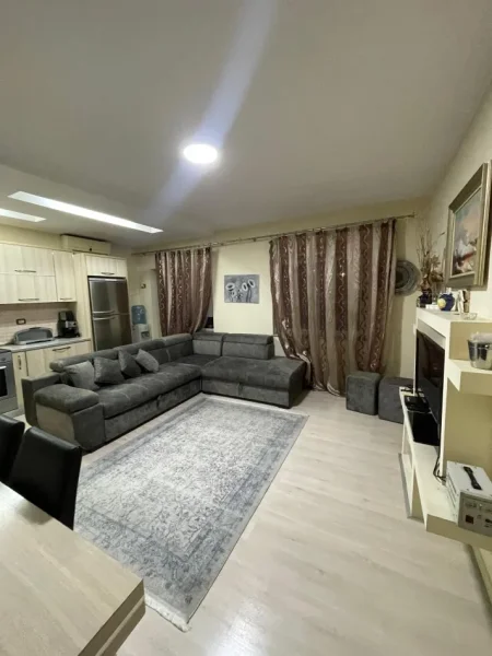 Tirane, jepet me qera apartament 2+1+Ballkon Kati 3, 83 m² 600 € (Pallati me shigjeta)