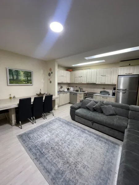 Tirane, jepet me qera apartament 2+1+Ballkon Kati 3, 83 m² 600 € (Pallati me shigjeta)