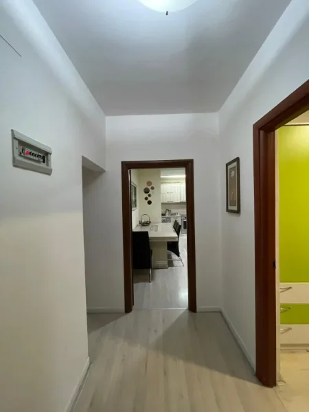 Tirane, jepet me qera apartament 2+1+Ballkon Kati 3, 83 m² 600 € (Pallati me shigjeta)