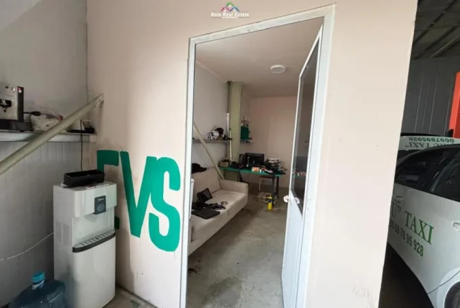 Tirane, jepet me qera magazine Kati 0, 2.100 m² 2.100 € (Vore)