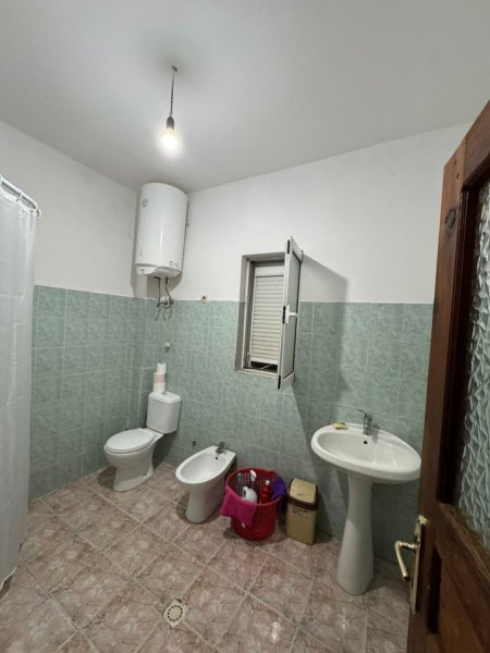 Tirane, jepet me qera apartament 2+1+Ballkon Kati 0, 125 m² 450 € (rruga Ramazan Bogdani Tirane)