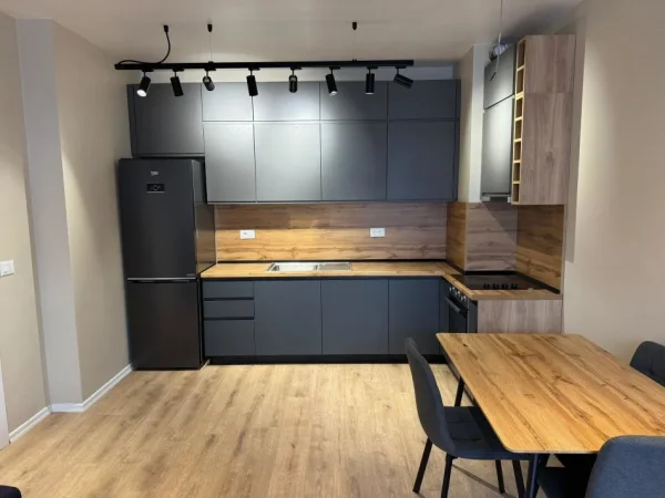 Tirane, jepet me qera apartament 2+1+post parkimi Kati 5, 82 m² 600 € (Univers City prane Qtu)