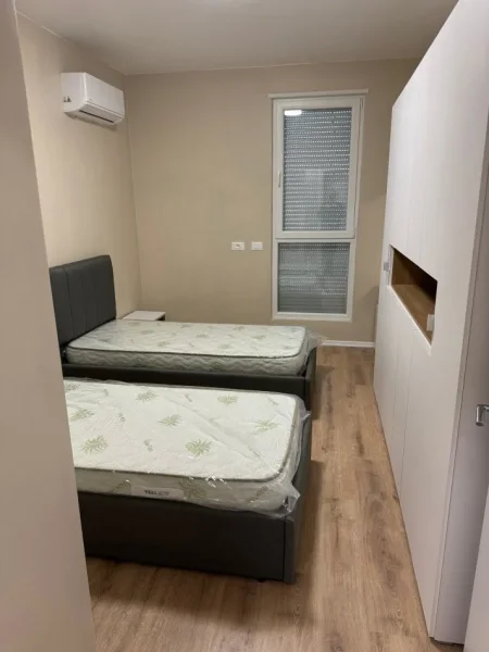 Tirane, jepet me qera apartament 2+1+post parkimi Kati 5, 82 m² 600 € (Univers City prane Qtu)