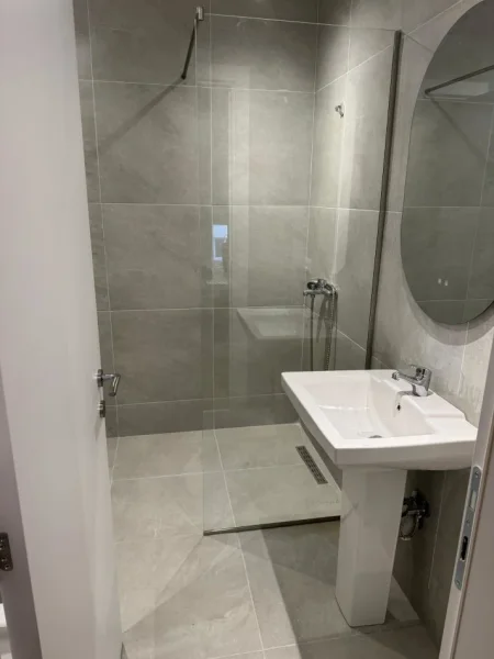 Tirane, jepet me qera apartament 2+1+post parkimi Kati 5, 82 m² 600 € (Univers City prane Qtu)