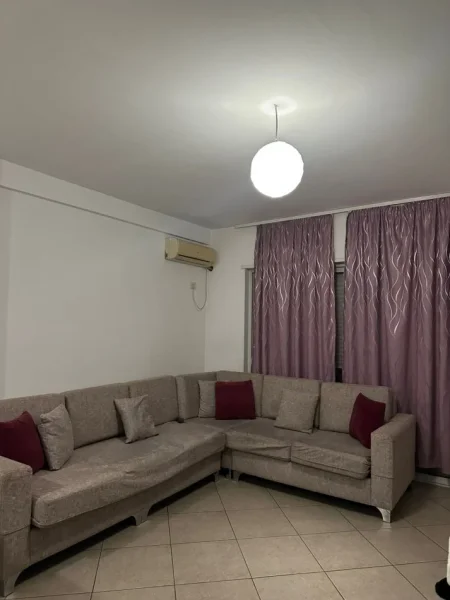 Tirane, jepet me qera apartament 1+1+Ballkon Kati 5, 60 m² 400 € (5 Maji te Zgara)