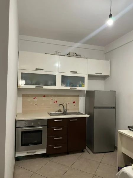 Tirane, jepet me qera apartament 1+1+Ballkon Kati 5, 60 m² 400 € (5 Maji te Zgara)