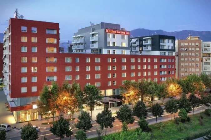 Tirane, jepet me qera zyre , 585 m² 12.000 € (Hilton)