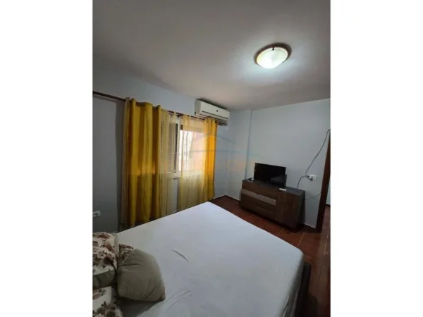 Tirane, jepet me qera apartament 3+1 Kati 9, 700 € (Komuna e Parisit)